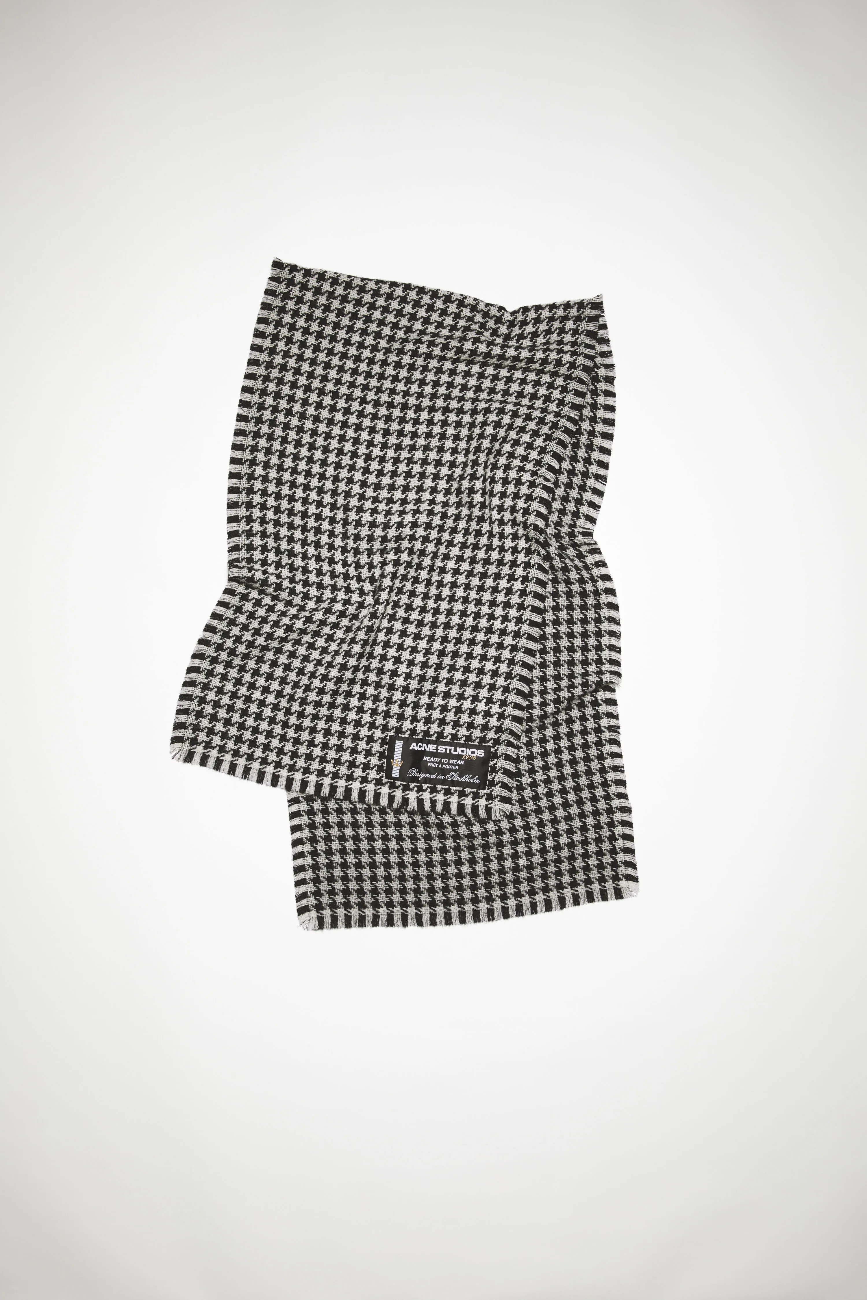 Houndstooth wool scarf